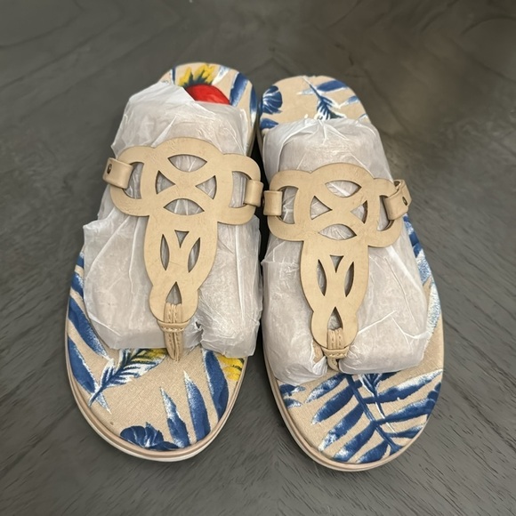 Soul Naturalizer Janice Thong Sandals in Bone Palm Print - Picture 4 of 6